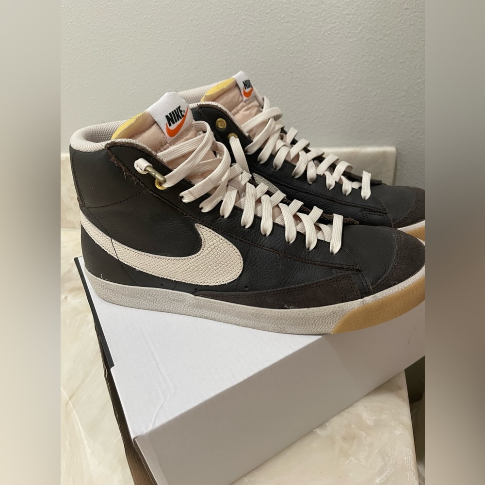 Nike Blazer Mid '77 Vintage- DC1706-200
Velvet Brown size 12